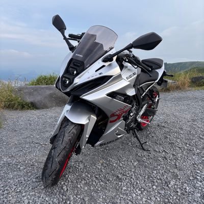 ヌルヲタ&メタラーな趣味から自重要塞のVo.をやってます。 2024年春に大型二輪免許を取得しHonda400X→SUZUKI GSX-8Rを駆るライダーとなりました。 現在のお仕事は長距離大型トラックドライバーで熊本〜関西を往復する日々です。