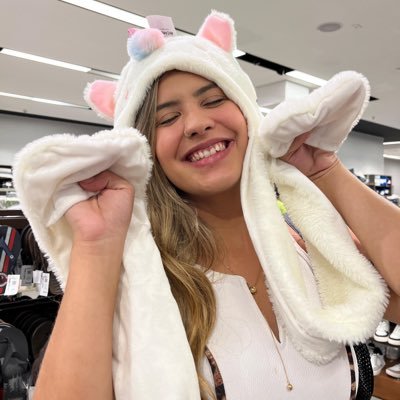 taatxi_'s profile picture. ✨Sou uma mulher solar, mas não queimo, ilumino. Dona de uma alma livre e cheia de vontade de viver o inexplicável.✨