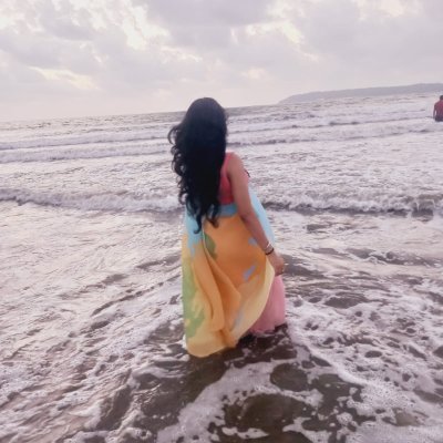 माफ़ कीजिये, हमारी क़लम ज़रा शोर करती है। 
वो क्या है ना कि ये ज़माना जो बहरा हो चुका है।

सभी ट्वीट्स मेरे निजी विचार है। इन्हें नियम कानून के तराजू में न तोलिये।