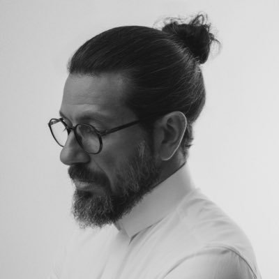 معماري يصنع ثياب An architect who makes Thobes