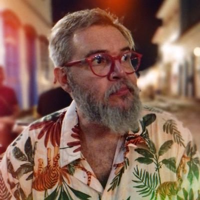 Belo, desbocado e do bar | Produtor cultural | Trampos: PiTô Produções, SKOK Educação Corporativa e Kavantan Produções | Esperando o fim agonizante dessa rede