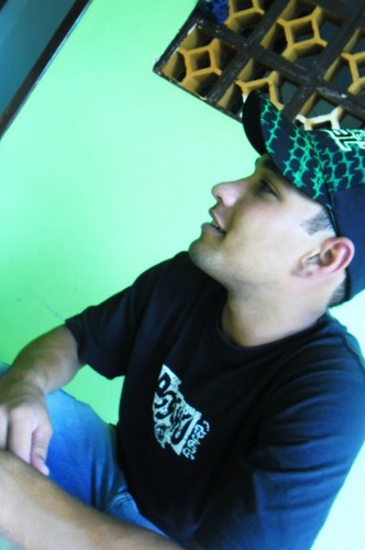 Já que eu falo sozinho na vida real, resolvi criar um twitter, pelo menos aqui eu falo sozinho com todo mundo :)