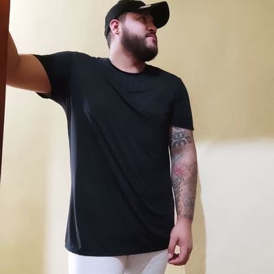 Amante de los corridos,la poesía, el erotismo, las caguamas y el desmadre, aquí no hay amor. Aquí hay pura verga🤘🏻