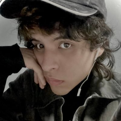 Overthinker e maior inimigo do sol. Minha vida é isso tudo que conta o abutre que achar oque sobrou de mim