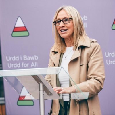 PW/CEO - Urdd Gobaith Cymru * Ieuenctid /Youth * Cymraes balch ❤️🏴* stay positive, work hard and make it happen * hi.she.her