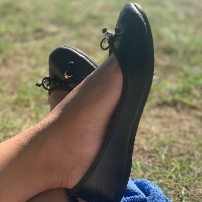 Photos and videos of girls' feet in everyday life - bare feet, socks, nylons, sneakers, high heels, ballerina flats #candidfeet #shoeplay #dangling #dipping