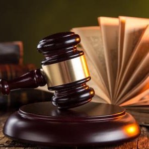 باحث قانوني حاصل على درجة الماجستير، أُعنى في أبحاثي القانونية بالذكاء الاصطناعي، ومهنة المحاماة، وقضايا الإفلاس، وما يتفرع عنها من ترتيب أوضاع المدين،والتحكيم