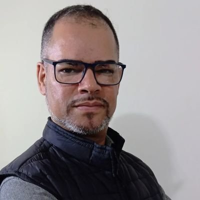 Sou Corretor de imóveis e especialista em consorcio umobiliário, ajudando cliente a comprar e pagar seu imóvel sem pagar juros.