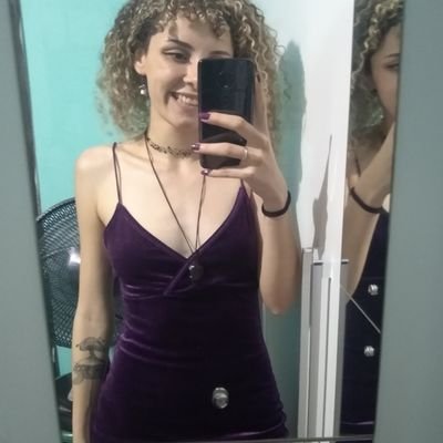 esse twitter foi feito por livre e espontânea pressão das pessoas ao meu redor.