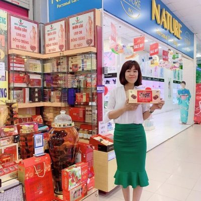 Đỗ Thị Hoá là một nữ doanh nhân đầy tài năng và nhạy bén trong kinh doanh và là tác giả có hơn 10+ năm kinh nghiệm cung cấp các loại sâm hàn quốc, nấm linh chi