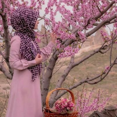 متولد فصل رنگ های بهشتی ؛ عاشق نقش و نگارهای ظرف های فیروزه ای ؛یه دختر معلول ، با انگیزه ی نامحدود؛ شعارم : خواستن ، توانستن است.