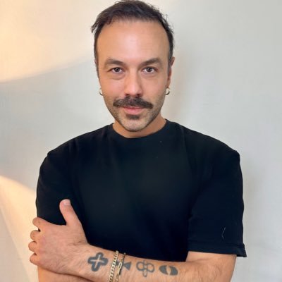 Hayvanları çok seviyorum, bu yüzden onları yemiyorum #ılımlıvegan ve sarkastik. Gazeteci/Yazar/DJ @obenbudak1@gmail.com