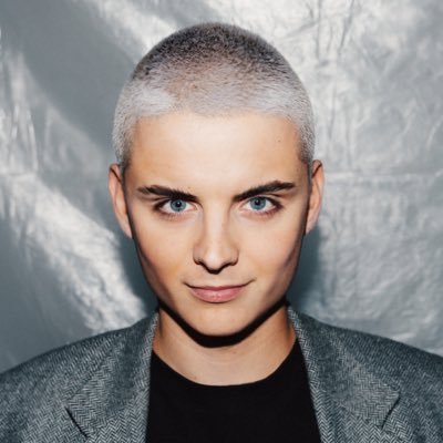 Hier aktuell inaktiv / Zwischen Klimaschutz & queer rights / 23 / Moderator / Anfragen: fabian.grischkat@weareera.com