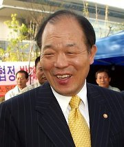 광주광역시 서구(을) 18대 국회의원(5선)/ 국회교육과학기술위원/참여정부 초대 농림부 장관(53대)/ W-KICA 상임대표/ 한.일 기독의원연맹 대표회장/ UN/유네스코 아.태교육의원연맹 부의장/  민주희망2012 상임대표/ 국제과학벨트 호남권유치위원장/ 5.18유네스코등재추진위원장
