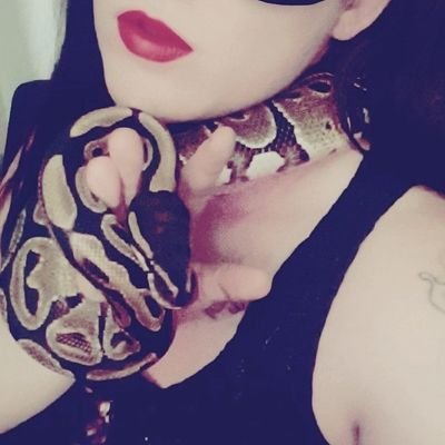 ItsJenEh's profile picture. 