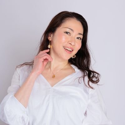 ナチュラル美ボディ®️アドバイザー/EmoHULA®️ダンサー/ウォーキングスペシャリスト®️/お顔ケアサロンAloalo
食事や呼吸、姿勢や歩きをととのえ、ナチュラルな美しさを提案します。
撮影モデルもしています。リクエスト撮影お待ちしております!