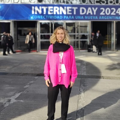 Comunicadora social y una apasionada de los debates sobre el universo de internet. #UBA. Actualmente en @nicargentina y @dhytecno 💚🌐