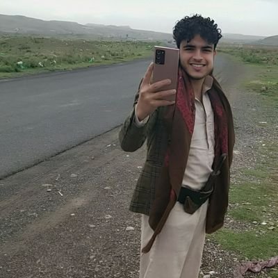 يامخرج الحلقه قد الوضع انقلب
قُل للمؤلف غير الموضوع والايشطبه
ماعدفيناصبر نتفرج ولاعندي سبب
الفلم واضح والمسرحيه تجربه. مقصوده