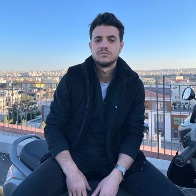 Emeklidedee's profile picture. hiçliğin müdavimi