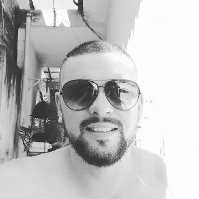 21deNiro's profile picture. Não precisa caçar muito pra encontra a alegria, ela as vezes tá escondida nas coisas do dia-a-dia ;)