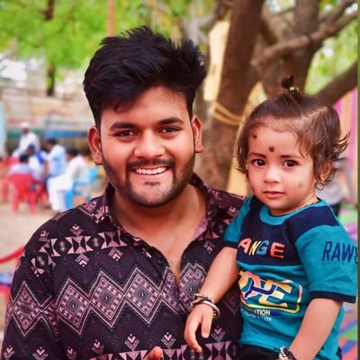 चन्दु भैया
भीड़ में खड़ा होना मकसद नहीं है मेरा बल्कि भीड़ जिसके लिए खड़ी है वह बनना है.. मुझे