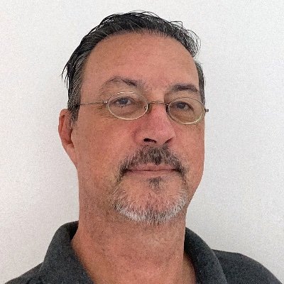 Revisor de textos, diagramador e programador. Formado em jornalismo pela Fundação Cásper Líbero.