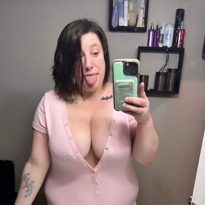 I’m available for hookup or you wanna subscribe to my premium