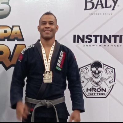 Sou um sonhador que ainda acredita no amor e na vida. A vida vai além de pagar boletos. Às vezes, a falta de amor próprio me abala. Mas sigo em frente...