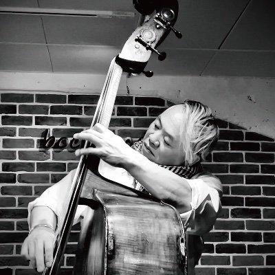 TONEBASS's profile picture. Jazz double bassist in Nishi-ku, Osaka. Plays flamenco, rock, and noise. Loves drinks, cooking, plants. 2019 album topped Amazon’s Modern Jazz. Ex-vegan, now