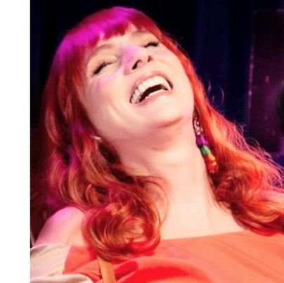 ATRIZ, APRESENTADORA, CABELO VERMELHO E ROCK'NROLL.