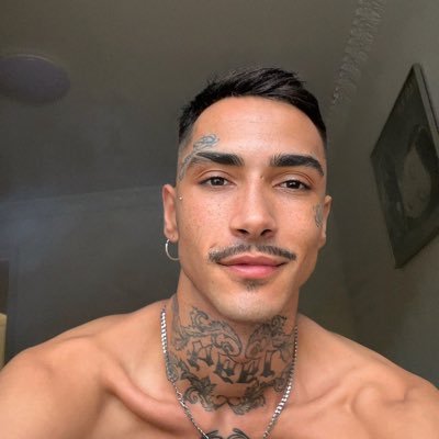 ¡Hola! Soy un chico de #GayBarcelona con ganas de pasarlo bien y jugar con otros chicos. 🔥🔞