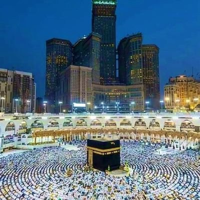سلاماًلـمن يبثون الفرح ...
ويغرسون المحبة ..
ويمضون بين الناس ببسمة نقية ...
يقولون لهذا : لا تحزن ،
ولذاك : أنت الأجمل..
🌹🌴