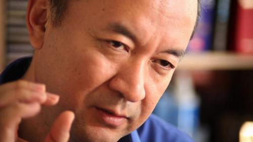 一个来自乌鲁木齐的肿瘤外科医生，因为披露了中共核武实验对当地人民带来的灾难性后果，被迫流亡英国。A former cancer surgeon from Urumqi, exiled for doing a medical research. Founder of the Lopnor Project.