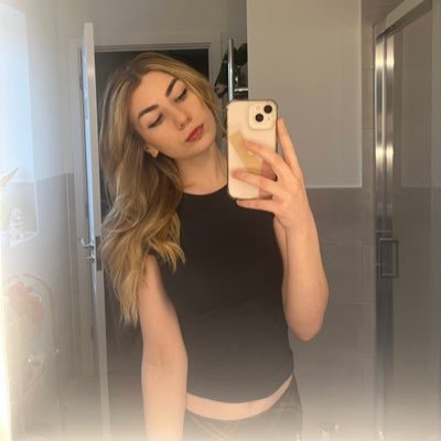 isobeaa's profile picture. ✧˖°