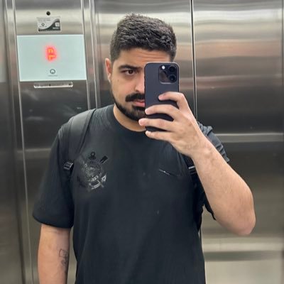 diretor de arte, CORINTHIANO, Suns, blink-182, gamer e comentarista de reality show.
