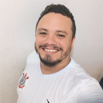 Engenheiro do caos com mestrado em ruído e doutorado em entrelinhas. Sei menos do que aparento, mas finjo convicção.