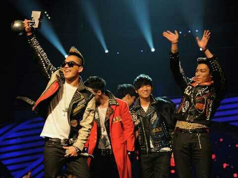 Hello♥ This is Official BIGBANG LITHUANIA Fan Base;) so if you love BIGBANG follow us.;) my own twitter = @applegm
