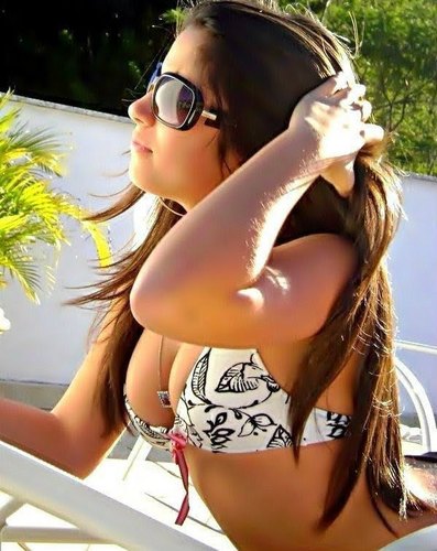 Fala de mim eh meio dificil, mas se quiser seguir e me conhecer fica a vontade, o dedinho nao vai cair #garanto / namorada do dlç @JhoouMoisson s2