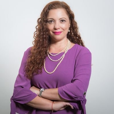 Periodista, columnista y docente. 28 años creando contenidos de mi Cali y su gente, género y SALSA. Autora del libro Voces Valientes. Líder de Comunicaciones.