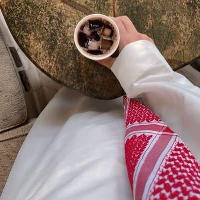 عِندما أكون معها أشعر بِـ أنني زُرت كل الأماكن التي أحبها 🥺♥️ #فضفضة_حرف