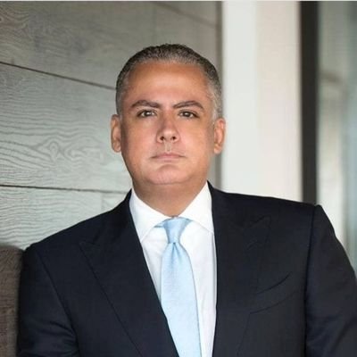 Papá. Esposo. Abogado. Profesor universitario. Amante de la comunicación para educar y crecer.
