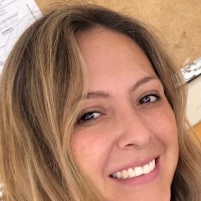 Ir por el mundo desordenándolo con una sonrisa...Amante del cine, de la magia del teatro, del beat, de la creatividad y de una buena compañía.