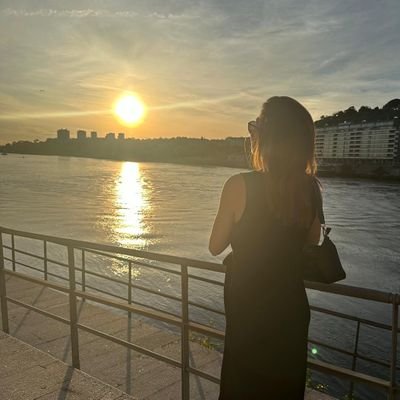 carpe diem 🌌🤍
“Van Gogh adorava amarelo porque não conhecia a cor dos teus olhos”