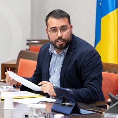 Dr. en Derecho. Prof. de Derecho Constitucional @ULL y @unedtenerife 🏛️ | Director de @diversidadull 🏳️🌈 | Activista en @diversaslgbti y @AsociacionJINTE 📚