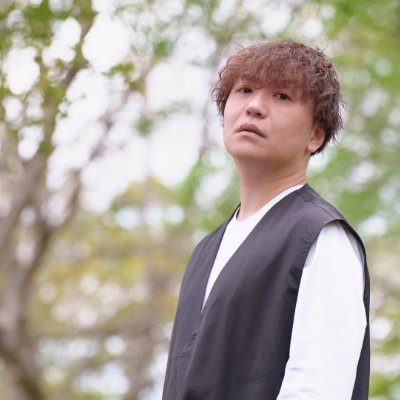 関西で活動中のSSW。毎週日曜日に20時〜YouTubeライブ配信中。またSentimental Lionとの音楽ユニット『SENtoROI』として活動中