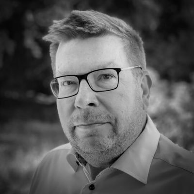 Konsultti, kaikkiin asioihin sotkeutuja. Huvit purjehdus, hiihto, luonto, kuntapolitiikka, muodostelmaluistelu. Duunina data, digi ja hankinnat. RKP #Yrittäjä
