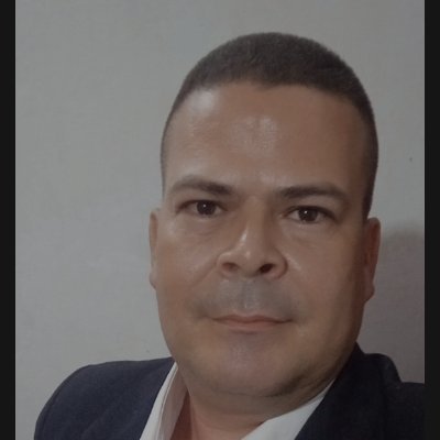 Profesional investigando el fenómeno social venezolano