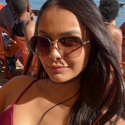 laramariaz's profile picture. 