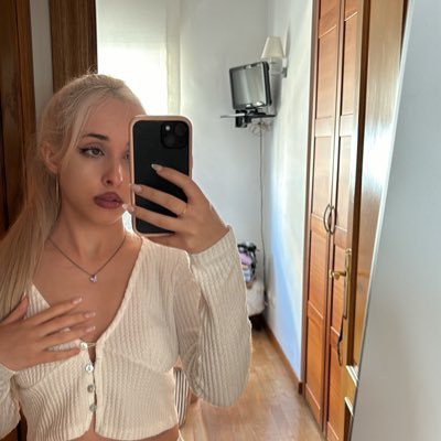 SadValeriee's profile picture. Tired af @_fuckitiloveu https://t.co/memW5K3GNu