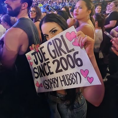 DuchessDanni's profile picture. Melbourne🇦🇺 Married💍
-Collingwood fc👑🖤🤍
Jonas Brothers! 😍 
-Chelsea fc 💙🤍
-Journalism graduate LTU - Published Writer.
🖤Maynard🖤De Goey🖤